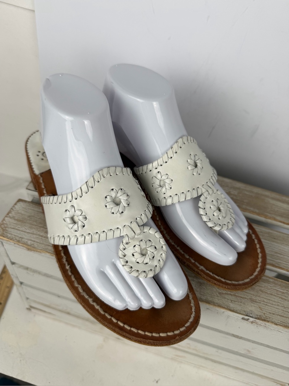 Jack Rogers white thong sandals whipstitching embossed floral patterns size 8M